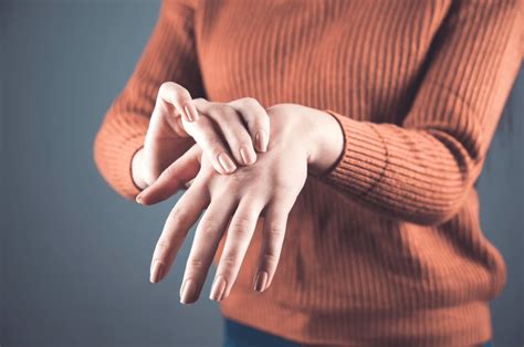 Por qué hormiguean las manos